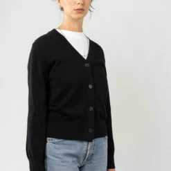 Mela Fairtrade V-Neck Cardigan Surina Aus Bio-Baumwolle - Schwarz 10 Mela Fairtrade V-Neck Cardigan Surina Aus Bio-Baumwolle - Schwarz -Grundstoff Verkäufe 152 304 Surina bla Bio Baumwoll Feinstrickjacke GOTS zertifiziert Rippbuendchen an Aermel und Hueftabschluss vegan grosse Steinnuss Knoepfe 1280x1280