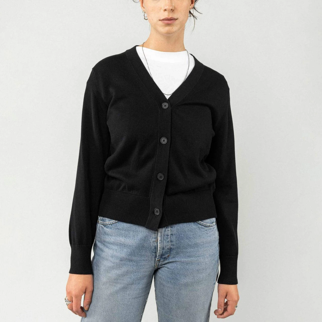 Mela Fairtrade V-Neck Cardigan Surina Aus Bio-Baumwolle - Schwarz 4 Mela Fairtrade V-Neck Cardigan Surina Aus Bio-Baumwolle - Schwarz – Bild 2