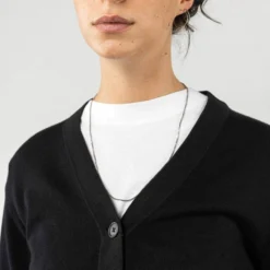 Mela Fairtrade V-Neck Cardigan Surina Aus Bio-Baumwolle - Schwarz 12 Mela Fairtrade V-Neck Cardigan Surina Aus Bio-Baumwolle - Schwarz -Grundstoff Verkäufe 152 304 Surina bla nachhaltige Strickjacke schwarz V Ausschnitt breite Knopfleiste mit Steinnussknoepfen Fairtrade 1280x1280