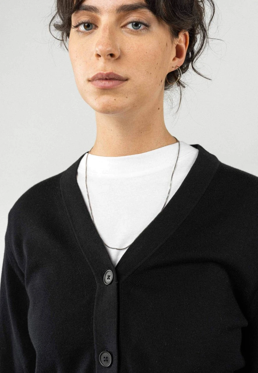 Mela Fairtrade V-Neck Cardigan Surina Aus Bio-Baumwolle - Schwarz 7 Mela Fairtrade V-Neck Cardigan Surina Aus Bio-Baumwolle - Schwarz – Bild 5