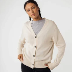 Mela Fairtrade V-Neck Cardigan Surina Aus Bio-Baumwolle - Cream -Grundstoff Verkäufe 152 304 Surina crm Feinstrickjacke Damen aus reiner Bio Baumwolle mit Steinnuss Knoepfen vegan nachhaltig 1280x1280