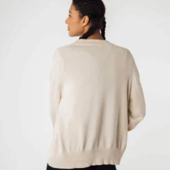 Mela Fairtrade V-Neck Cardigan Surina Aus Bio-Baumwolle - Cream -Grundstoff Verkäufe 152 304 Surina crm vegane Strickjacke aus Bio Baumwolle Rueckansicht Fairtrade Gruener Knopf Siegel nachhaltige Mode von Melawear 1280x1280