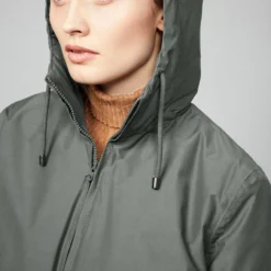 Alleena - Winterjacke Aus Bio-Baumwolle & Recyceltem Nylon - Platinum -Grundstoff Verkäufe Alleena platinum langerchen damen winter jacke faire herstellung vegan model detail 1280x1280