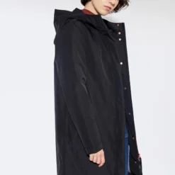 Ariza - Winterparka Aus Bio-Baumwolle & Recyceltem Nylon - Black 13 Ariza - Winterparka Aus Bio-Baumwolle & Recyceltem Nylon - Black -Grundstoff Verkäufe Ariza black schwarzer Wintermantel Damen nachhaltig fair produziert LangerChen 1280x1280