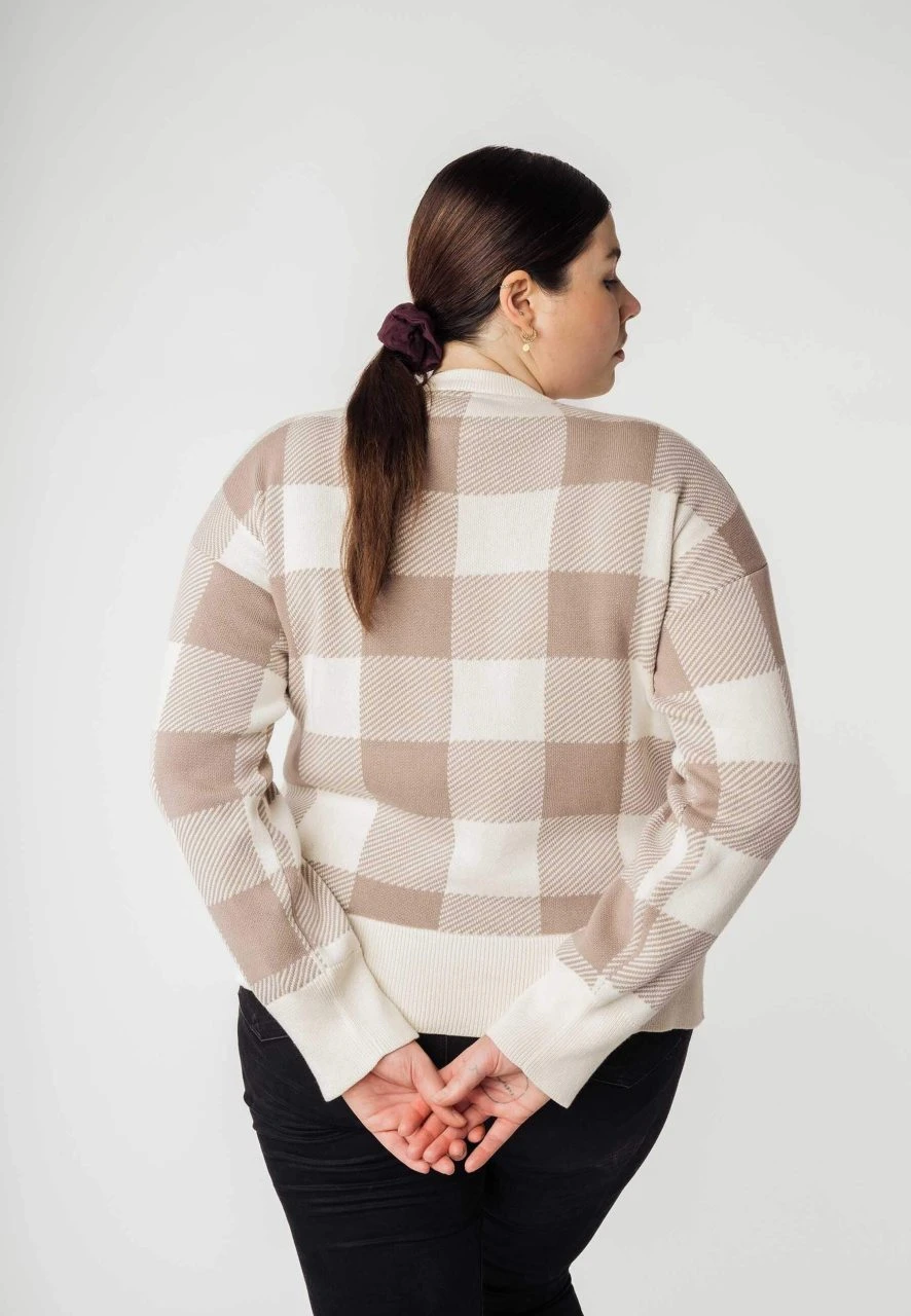 Mela Fairtrade Jaquard Strickpullover Faiza Aus Bio-Baumwolle - Mushroom / Cream Karo 6 Mela Fairtrade Jaquard Strickpullover Faiza Aus Bio-Baumwolle - Mushroom / Cream Karo – Bild 4