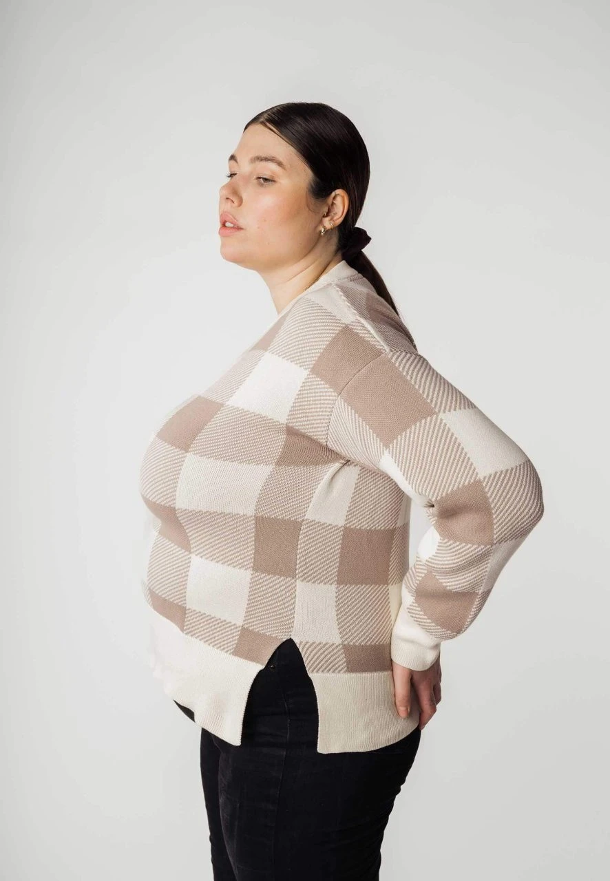 Mela Fairtrade Jaquard Strickpullover Faiza Aus Bio-Baumwolle - Mushroom / Cream Karo 5 Mela Fairtrade Jaquard Strickpullover Faiza Aus Bio-Baumwolle - Mushroom / Cream Karo – Bild 3