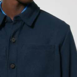 Unisex Twill Overshirt Aus Recyceltem Polyester - French Navy 19 Unisex Twill Overshirt Aus Recyceltem Polyester - French Navy -Grundstoff Verkäufe Detail Kentkragen mit Knopfleiste U845 727 1280x1280