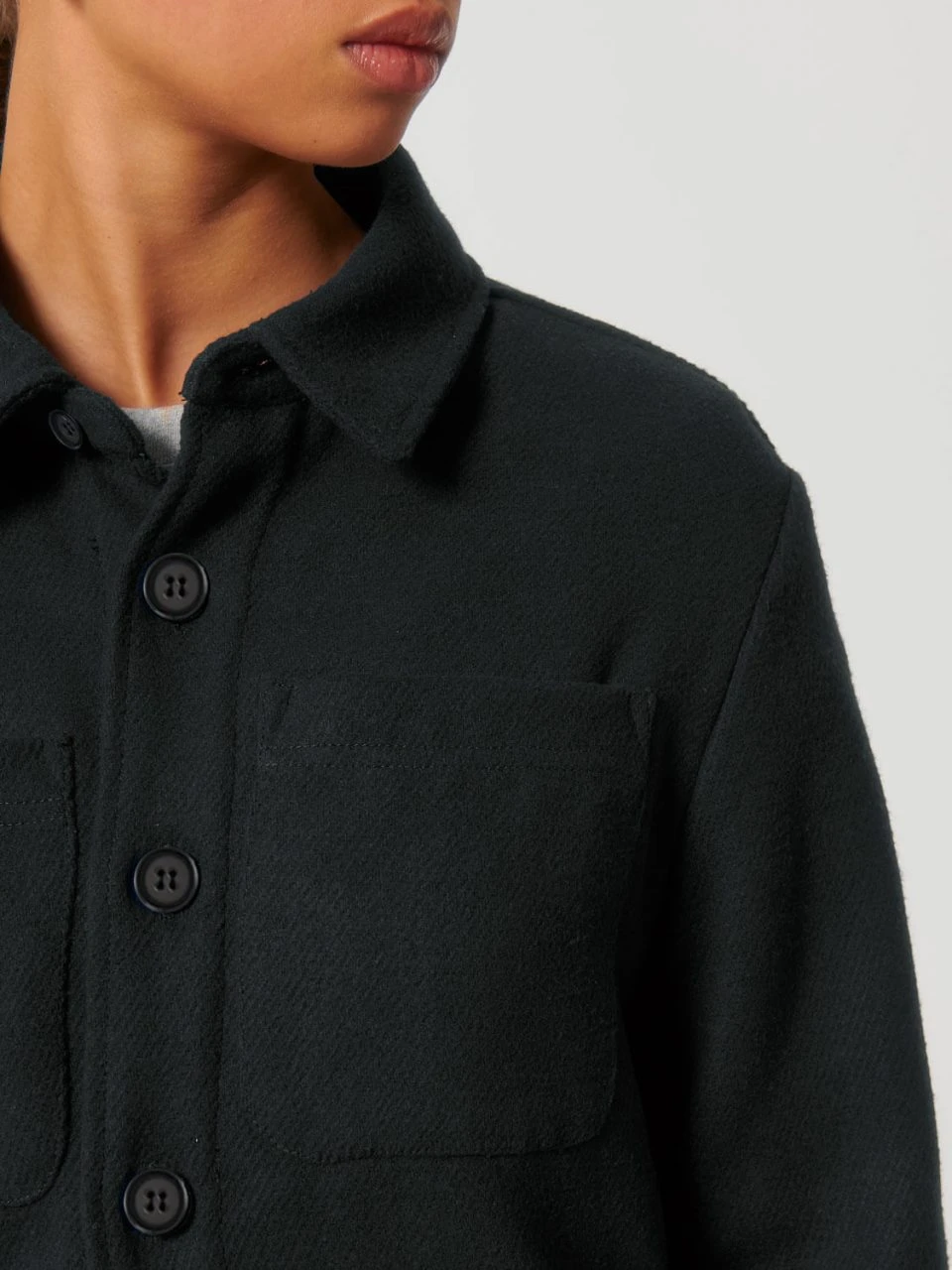 Unisex Twill Overshirt Aus Recyceltem Polyester - Black 9 Unisex Twill Overshirt Aus Recyceltem Polyester - Black – Bild 7