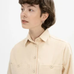 Mela Fairtrade Cord Overshirt Jiya Aus Bio-Baumwolle - Mandel -Grundstoff Verkäufe Detail Knopfleiste Brusttaschen Steinnussknopf jiya alm 1280x1280