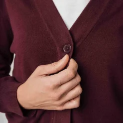 Mela Fairtrade V-Neck Cardigan Surina Aus Bio-Baumwolle - Rosine -Grundstoff Verkäufe Detail Knopfleiste Steinnuss Knoepfe 152 304 rai 1280x1280