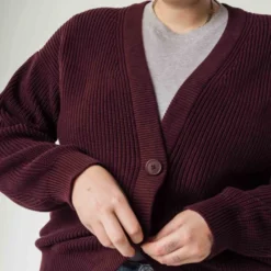 Mela Fairtrade Cardigan Neesha Aus Bio-Baumwolle - Rosine -Grundstoff Verkäufe Detail Knopfleiste Steinnuss Knoepfe neesha rai 1280x1280