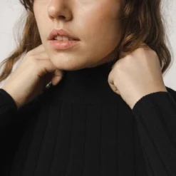 Mela Fairtrade Strickpullover Amba Aus Bio-Baumwolle - Schwarz -Grundstoff Verkäufe Detail Mockneck Stehkragen Amba black 1280x1280