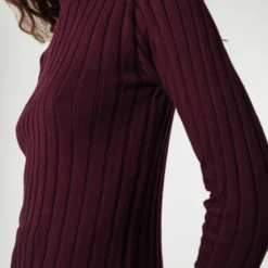 Mela Fairtrade Strickpullover Amba Aus Bio-Baumwolle - Rosine -Grundstoff Verkäufe Detail Rippstrick Struktur Stehkragen amba rai 1280x1280