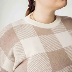 Mela Fairtrade Jaquard Strickpullover Faiza Aus Bio-Baumwolle - Mushroom / Cream Karo 13 Mela Fairtrade Jaquard Strickpullover Faiza Aus Bio-Baumwolle - Mushroom / Cream Karo -Grundstoff Verkäufe Detail Rundhalsausschnitt Rippstick faiza mush crm ch 1280x1280