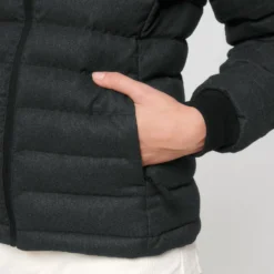 Steppjacke Aus Recyceltem Polyester - Dark Heather Grey 19 Steppjacke Aus Recyceltem Polyester - Dark Heather Grey -Grundstoff Verkäufe Detail Seitentasche mit Reissverschluss W897 651 1280x1280