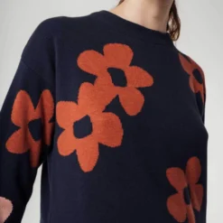 Fairtrade Jaquard Strickpullover Faiza Aus Bio-Baumwolle - Navy / Mahagoni Melange Blume -Grundstoff Verkäufe Detail braun meliertes Blumenmuster faiza nvy mahm fl 1280x1280