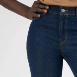 Flared Fit Jeans Hazen - Strong Blue -Grundstoff Verkäufe FlaredHazen strongb 06 vegane jeans faire und umweltfreundliche herstellung model detail 1280x1280