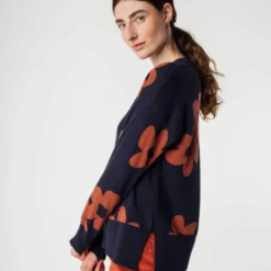 Fairtrade Jaquard Strickpullover Faiza Aus Bio-Baumwolle - Navy / Mahagoni Melange Blume -Grundstoff Verkäufe MELA Feinstrick Pullover vegan faiza nvy mahm fl 1280x1280