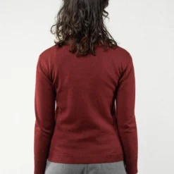 Mela Fairtrade Feinstrick-Pullover Sada Aus Bio-Baumwolle - Burgunderrot -Grundstoff Verkäufe MELAWEAR SADA BURGUNDERROT Damen Feinstrick Pullover Rueckansicht schmale Passform Gruener Knopf oekologisch 1280x1280