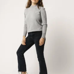 Fairtrade Feinstrick-Pullover Sada Aus Bio-Baumwolle - Grau-melange -Grundstoff Verkäufe MELAWEAR SADA GRAU MELANGE Damen Feinstrick Pullover koerpernahe Passform warm gemuetlich bequem grau meliert umweltfreundlich nachhaltig Gruener Knopf 1280x1280