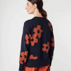 Fairtrade Jaquard Strickpullover Faiza Aus Bio-Baumwolle - Navy / Mahagoni Melange Blume -Grundstoff Verkäufe Rueckansicht floraler Feinstrick Pulli faiza nvy mahm fl 1280x1280