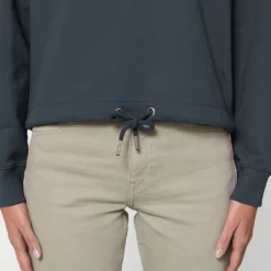 Kurzer Hoodie Aus Bio-Baumwolle - India Ink Grey -Grundstoff Verkäufe STSW132 715 india ink grey Kurzer Damen Kapuzensweat Detail Kordelzug im Saum Oesen Bio Baumwolle recyceltes Polyester 1280x1280