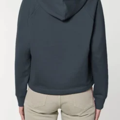 Kurzer Hoodie Aus Bio-Baumwolle - India Ink Grey -Grundstoff Verkäufe STSW132 715 india ink grey Kurzer Damen Kapuzensweat Model hinten gefuetterte Kapuze Halbmondstepp kurzer Schnitt vegan 1280x1280