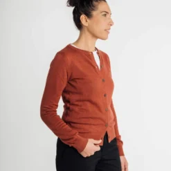 Cardigan Aus Bio-Baumwolle - Mahagoni Melange -Grundstoff Verkäufe Seitenansicht brauner Cardigan fair 100 310 mahm 1280x1280