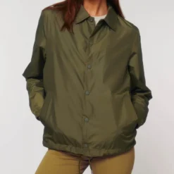 Unisex Coach Jacket Aus Recyceltem Polyester - British Khaki 22 Unisex Coach Jacket Aus Recyceltem Polyester - British Khaki -Grundstoff Verkäufe U833 008 11 wasserabweisend und atmungsaktiv Coach Jacke aus reinem Recycelmaterial khaki 1280x1280