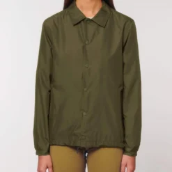 Unisex Coach Jacket Aus Recyceltem Polyester - British Khaki 21 Unisex Coach Jacket Aus Recyceltem Polyester - British Khaki -Grundstoff Verkäufe U833 008 3 Unisex Regenjacke aus leichtem recyceltem Polyester mit Kentkragen Metallknopfleiste Seitentaschen nachhaltig 1280x1280