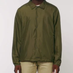 Unisex Coach Jacket Aus Recyceltem Polyester - British Khaki 16 Unisex Coach Jacket Aus Recyceltem Polyester - British Khaki -Grundstoff Verkäufe U833 008 4 oekofaire Coach Jacke aus leichtem recyceltem Polyester und atmungsaktivem Mesh Gewebe mit elastischen Buendchen an den Aermeln 1280x1280