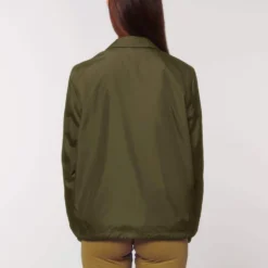 Unisex Coach Jacket Aus Recyceltem Polyester - British Khaki 23 Unisex Coach Jacket Aus Recyceltem Polyester - British Khaki -Grundstoff Verkäufe U833 008 5 nachhaltige Coach Jacke british khaki Rueckansicht 1280x1280