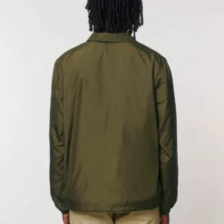 Unisex Coach Jacket Aus Recyceltem Polyester - British Khaki 18 Unisex Coach Jacket Aus Recyceltem Polyester - British Khaki -Grundstoff Verkäufe U833 008 6 hochwertig verarbeitete Jacke aus leichtem recyceltem Polyester und atmungsaktivem Mesh Gewebe 1280x1280