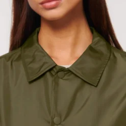 Unisex Coach Jacket Aus Recyceltem Polyester - British Khaki 24 Unisex Coach Jacket Aus Recyceltem Polyester - British Khaki -Grundstoff Verkäufe U833 008 7 fair trade Coach Jacke mit Kent Kragen und durchgehende Knopfleiste mit Metallknoepfen aus reinem Recycelmaterial 1280x1280