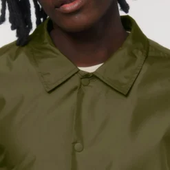 Unisex Coach Jacket Aus Recyceltem Polyester - British Khaki 19 Unisex Coach Jacket Aus Recyceltem Polyester - British Khaki -Grundstoff Verkäufe U833 008 8 vegane Jacke aus reinem Recycelmaterial die strapazierfaehige Leinwandbindung ist wasserabweisend und atmungsaktiv 1280x1280