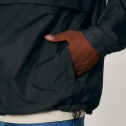 Unisex Pull-Over Jacke Aus Recyceltem Polyester - Black -Grundstoff Verkäufe U834 002 10 laessiger Windbreker schwarz mit Seitentaschen wasserabweisend und atmungsaktiv 1280x1280