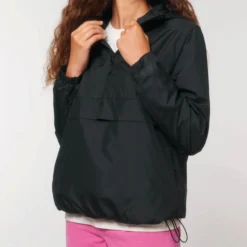 Unisex Pull-Over Jacke Aus Recyceltem Polyester - Black -Grundstoff Verkäufe U834 002 11 lockere Schlupfjacke mit verstellbarer Kapuze umlaufender Zier Klappe aus reinem recyceltem Material fair Fashion 1280x1280