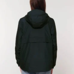 Unisex Pull-Over Jacke Aus Recyceltem Polyester - Black -Grundstoff Verkäufe U834 002 5 fair trade Kapuzenjacke zum ueberziehen Rueckansicht mit umlaufender Zier Klappe mit abgerundetem Saum 1280x1280