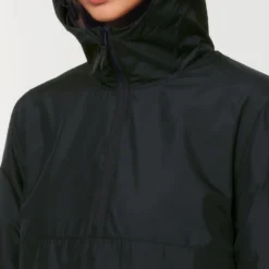 Unisex Pull-Over Jacke Aus Recyceltem Polyester - Black -Grundstoff Verkäufe U834 002 7 ressourcenschonende Kapuzenjacke aus reinem Recycelmaterial Detail Kapuze mit halbem Reissverschluss mit Kinnschutz und verstellbarer doppellagiger Kapuze 1280x1280