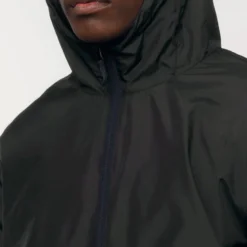 Unisex Pull-Over Jacke Aus Recyceltem Polyester - Black -Grundstoff Verkäufe U834 002 8 Detail Kapuze mit Gummi verstellbar und verdecktem Reissverschluss mit Kinnschutz Pull Over Windbreaker 1280x1280