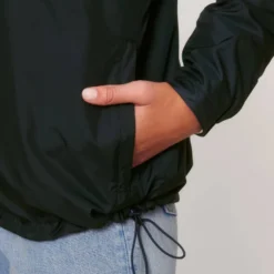 Unisex Pull-Over Jacke Aus Recyceltem Polyester - Black -Grundstoff Verkäufe U834 002 9 Schlufpfjacke mit Kapuze aus recyceltem Polyester mit Seitentaschen mit Reissverschluss und verstellbarem Hueftsaum durch Gummizug schwarz 1280x1280