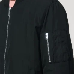Unisex Bomber Jacke Aus Recyceltem Polyester - Black 20 Unisex Bomber Jacke Aus Recyceltem Polyester - Black -Grundstoff Verkäufe U844 002 10 Detail Aermeltasche mit silberfarbenem Reissverschluss und Stiftehalter Bomberjacke 1280x1280