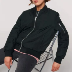 Unisex Bomber Jacke Aus Recyceltem Polyester - Black 23 Unisex Bomber Jacke Aus Recyceltem Polyester - Black -Grundstoff Verkäufe U844 002 11 laessig geschnittene Bomberjacke gefuettert mit silberfarbenem Reissverschluss oekofair dank rec Polyester 1280x1280