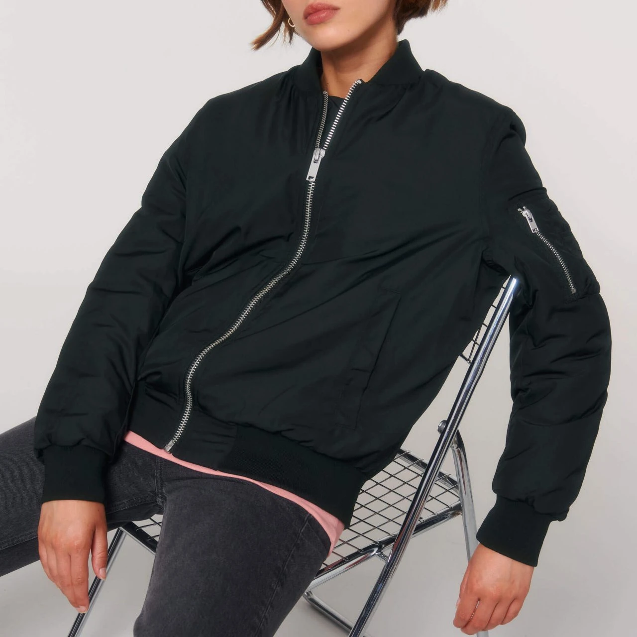 Unisex Bomber Jacke Aus Recyceltem Polyester - Black 11 Unisex Bomber Jacke Aus Recyceltem Polyester - Black – Bild 9