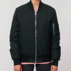 Unisex Bomber Jacke Aus Recyceltem Polyester - Black 22 Unisex Bomber Jacke Aus Recyceltem Polyester - Black -Grundstoff Verkäufe U844 002 3 nachhaltige Mode fair produziert schwarze Bomerjacke aus rec PET Flaschen 1280x1280