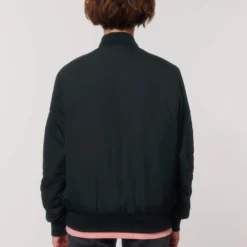 Unisex Bomber Jacke Aus Recyceltem Polyester - Black 24 Unisex Bomber Jacke Aus Recyceltem Polyester - Black -Grundstoff Verkäufe U844 002 5 stylische Unisex Jacke schwarz gefuettert ausschliesslich aus recycelten PET Flaschen umweltschonend vegan 1280x1280