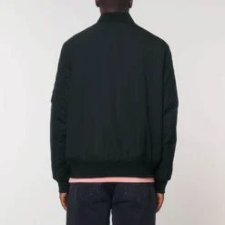 Unisex Bomber Jacke Aus Recyceltem Polyester - Black 19 Unisex Bomber Jacke Aus Recyceltem Polyester - Black -Grundstoff Verkäufe U844 002 6 Unisex Bomberjacke Rueckansicht mit Rippbuendchen an Kragen Aermeln und Hueftabschluss schwarz 1280x1280