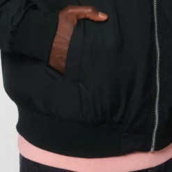 Unisex Bomber Jacke Aus Recyceltem Polyester - Black 21 Unisex Bomber Jacke Aus Recyceltem Polyester - Black -Grundstoff Verkäufe U844 002 7 Detail Seitentasche mit Druck Knopf Verschluss fair Fashion 1280x1280