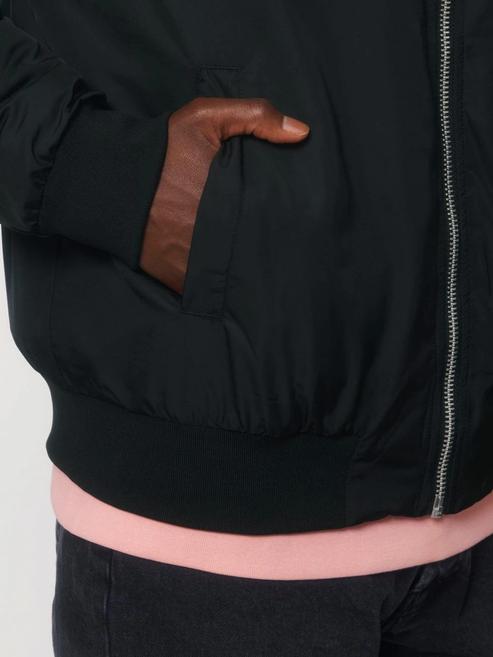 Unisex Bomber Jacke Aus Recyceltem Polyester - Black 9 Unisex Bomber Jacke Aus Recyceltem Polyester - Black – Bild 7