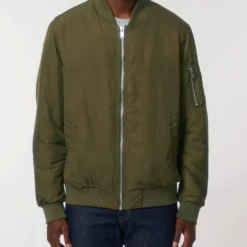 Unisex Bomber Jacke Aus Recyceltem Polyester - British Khaki -Grundstoff Verkäufe U844 008 3 khakifarbene Bomberjacke fuer Sie und Ihn aus reinem Recycelmaterial gefuettert oekofair 1280x1280